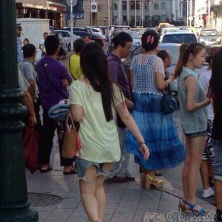 Thời trang rách te tua của gái trẻ.