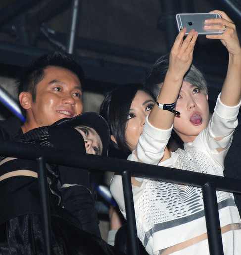 Băng Băng ngả người và Lý Thần để chụp ảnh với nhóm bạn.