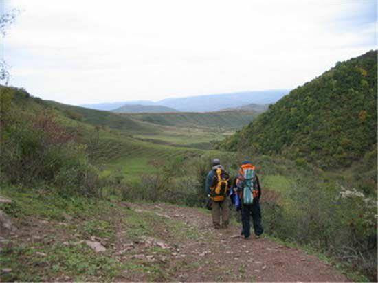 Quang cảnh nơi đây luôn bao phủ bởi lớp sương mù mờ ảo, gió thổi rít từng cơn, thỉnh thoảng kèm theo tiếng bước chân của thú rừng lúc ẩn lúc hiện khiến bạn cảm thấy rùng mình. Cứ 5 giờ chiều là những con báo xuất hiện, đây là khu bảo tồn không có hướng dẫn viên du lịch, nơi chỉ dành cho các nhà khoa học thám hiểm hoặc những phượt thủ thích phiêu lưu. 