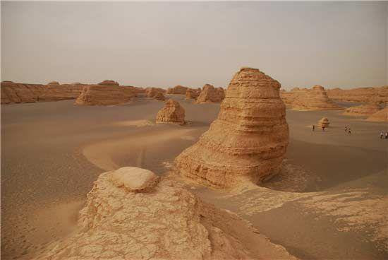 Năm 1980, nhà khoa học nổi tiếng Trung Quốc Bành Gia Mộc mất tích trong một cuộc khảo sát; 16 năm sau nhà thám hiểm Dư Thuần Thuận cũng gặp nạn tại đây nên khu vực này càng đem lại cho con người cảm giác thần bí. Hồ Lop Nur không cây cối, không sông suối, nhiệt độ lên tới 70 độ C khiến cho không loài chim nào dám bay qua đây. 