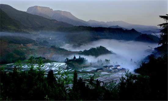 Khi vào khu vực này, con người thường bị mất phương hướng, đầu óc quay cuồng, chỉ vào mà không ra được. Chính quyền địa phương khi khai phá núi Ngõa Ốc đã phải phong tỏa Hồ Mê Hồ, để tránh khách du lịch vô tình đi lạc vào đây. Do cùng vĩ độ với tam giác quỷ Bermuda nên đó được mệnh danh là “Tam giác quỷ Bermuda trên đất liền”.