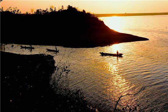 “Tam giác quỷ” PoYang. Trong gần 30 năm kể từ đầu những năm 1960 đến cuối những năm 1980, đã có hơn 200 tàu bị chìm, hơn 1.600 người bị mất tích và chỉ có chưa tới 30 người còn sống sót khi đi qua khu vực này. Con số đáng kinh ngạc này khiến cho Hồ BoYang trở thành khu vực đầy bí ẩn đối với con người.