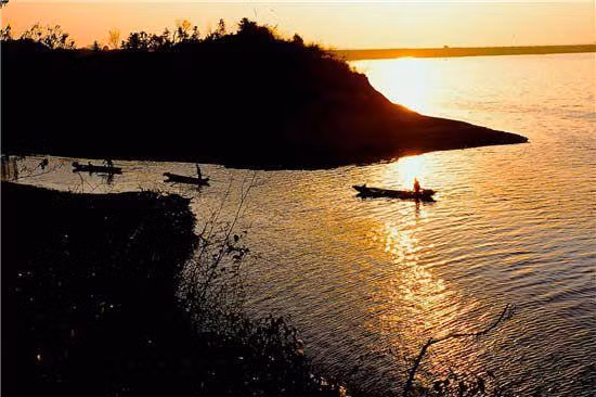 “Tam giác quỷ” PoYang. Trong gần 30 năm kể từ đầu những năm 1960 đến cuối những năm 1980, đã có hơn 200 tàu bị chìm, hơn 1.600 người bị mất tích và chỉ có chưa tới 30 người còn sống sót khi đi qua khu vực này. Con số đáng kinh ngạc này khiến cho Hồ BoYang trở thành khu vực đầy bí ẩn đối với con người.