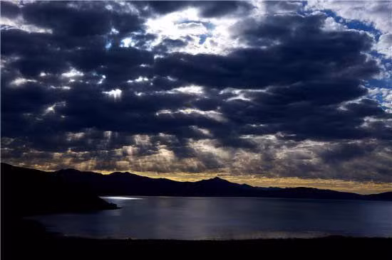 Biệt danh "hồ Dạ Xoa", "hồ mặt nguyệt" hay “Quỷ hồ” theo tiếng Tây Tạng có nghĩa là “hồ đen nhiễm độc". “Hồ quỷ” nằm ở quận Burang thuộc địa khu Ngari, là một nhánh được tách ra từ hồ thiêng nước ngọt Manasarovar Tây Tạng, tuy nhiên nó lại là hồ nước mặn không có thực vật hay cá sống ở đây. Truyền thuyết đáng sợ nhất về Rakshastal là khi nhìn từ trên cao xuống hình dáng của nó giống như bộ da người bị lột. 