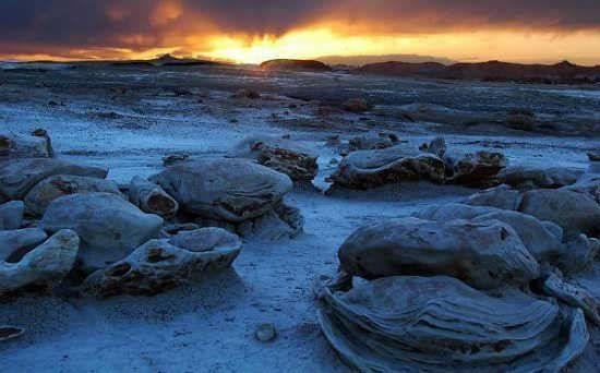 Cửa địa ngục trên núi Côn Lôn. Những người chăn cừu ở đây thà bỏ đói đàn cừu và gia súc của mình ở nơi không có ngọn cỏ trên sa mạc Gobi còn hơn tiến sâu vào thung lũng cây cỏ tươi tốt um tùm nhưng đáng sợ có tên thung lũng “Cửa địa ngục”.