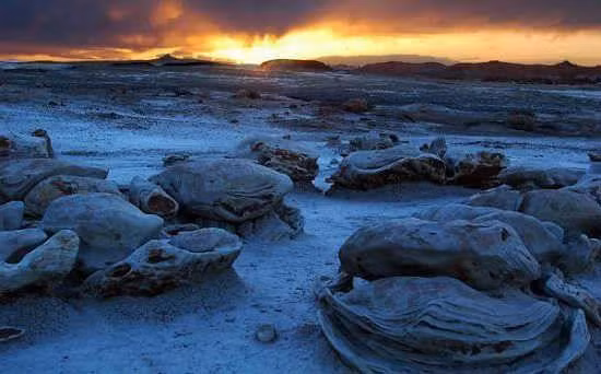 Cửa địa ngục trên núi Côn Lôn. Những người chăn cừu ở đây thà bỏ đói đàn cừu và gia súc của mình ở nơi không có ngọn cỏ trên sa mạc Gobi còn hơn tiến sâu vào thung lũng cây cỏ tươi tốt um tùm nhưng đáng sợ có tên thung lũng “Cửa địa ngục”.