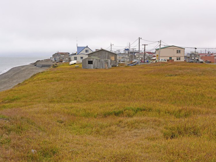 Thị trấn Barrow (Alaska, Mỹ): Thị trấn này không có bất kỳ một tuyến đường nào nối với nền văn minh bên ngoài, cách duy nhất đi đến Barrow chính là đường hàng không. Đây là một trong những vùng đất rất khó sinh tồn bởi vị trí quá xa xôi, và chi phí sinh hoạt cao ngất ngưởng, giá một gói bơ đậu phộng lên đến 10 USD. 