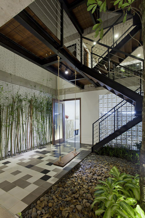 Đằng sau lớp tường với các ô cửa sổ nhỏ là không gian xen kẽ với cây xanh để lọc bụi và giảm nhiệt, tiếng ồn trong nhà và mang theo sự gần gũi, khung cảnh thiên nhiên cho ngôi nhà.