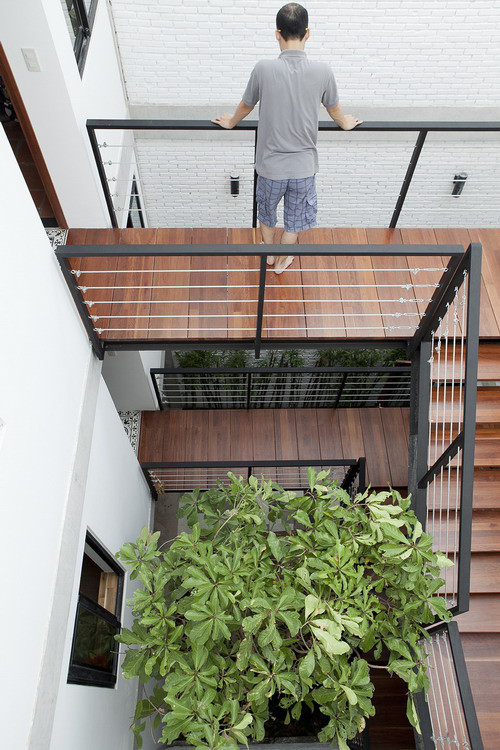 Ngoài ra còn các yếu tố khác là: Giảm sự phụ thuộc và tiết kiệm tối đa năng lượng nhân tạo; Mượn ánh sáng và bóng tối để trang trí, tận dụng tối đa không khí tự nhiên. Đồng thời, kiểm soát được nhiệt độ, tiếng ồn và đảm bảo an ninh cho ngôi nhà; Tôn trọng văn hóa và lối sống của chủ sở hữu.