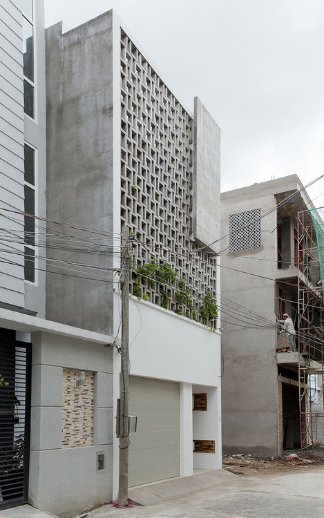 Bởi vì những yếu tố trên, chủ sở hữu ngôi nhà (cũng hoạt động trong ngành công nghiệp thiết kế) đã quyết định xây dựng cốt lõi với các không gian đệm cây xanh. Nói cách khác, không gian mở là ưu tiên hàng đầu trong quá trình thiết kế ngôi nhà.