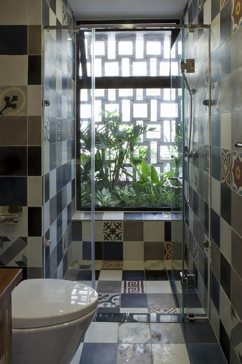 Bức tường trước nhà được xây dựng bằng gạch bê tông rỗng 30x30cm để tiếp nhận gió, ánh sáng mặt trời vào bên, đồng thời vẫn đảm bảo an ninh.