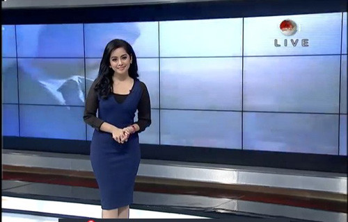 Violla trong một bản tin thể thao trực tiếp trên sóng truyền hình Indonesia.