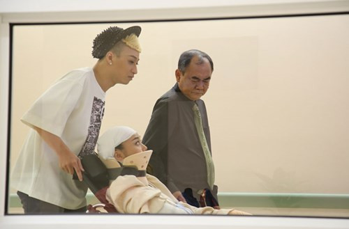 Thanh Hằng trong một cảnh quay bị băng bó khắp người.