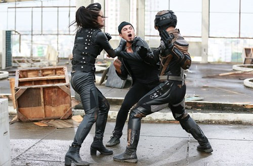 Trong một lần thực hiện phi vụ ăn cắp viên kim cương của “tiểu thư nổi danh sang chảnh” Kỳ Kỳ, chúng bị tóm gọn bởi một siêu anh hùng lạ mặt.