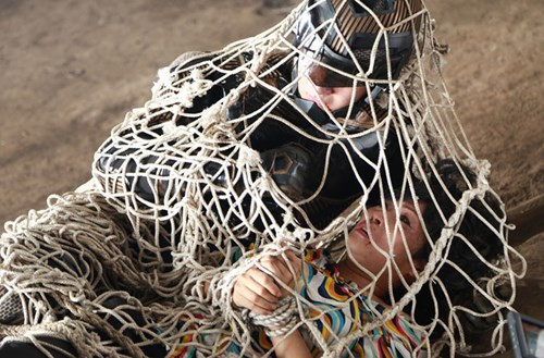 Ca sĩ Phương Thanh và siêu nhân Ngô Kiến Huy bị trúng lưới nhóm tội phạm nguy hiểm.