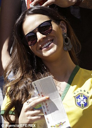 Cô không ngại tạo dáng trước ống kính phóng viên.