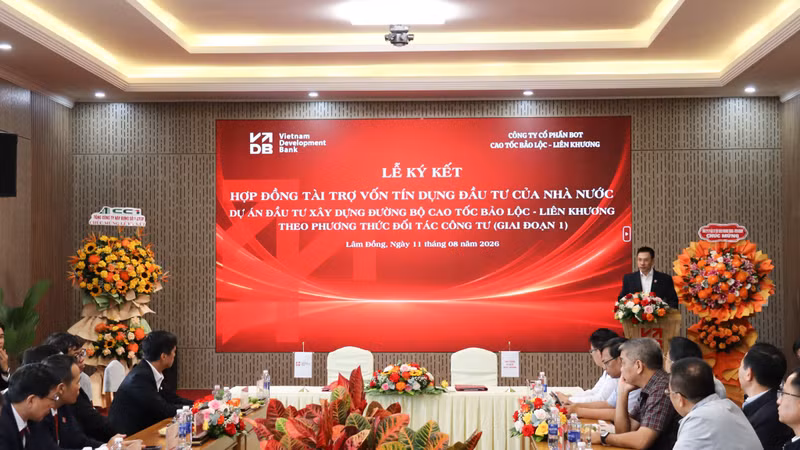 Việc ký kết hợp đồng tín dụng 8.000 tỷ đồng sáng 11/8 giúp dự án cao tốc PPP Bảo Lộc - Liên Khương giai đoạn 1 hoàn thiện phương án tài chính để bứt phá tiến độ.