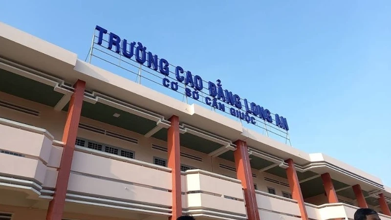 Công ty Nam Anh "độc diễn" trúng 2 gói thầu tại trường Cao đẳng Long An