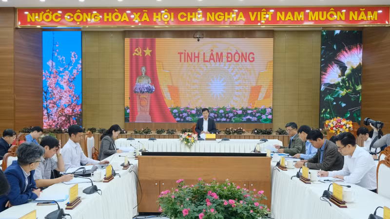 Phó Chủ tịch UBND tỉnh Đinh Văn Tuấn khẳng định việc thu hút dự án y tế tư nhân giúp tăng số giường bệnh, chất lượng y bác sĩ và tạo tăng trưởng kinh tế.