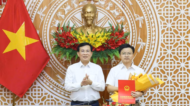 Đồng chí Hồ Văn Mười trao Quyết định giao quyền Giám đốc Ban Quản lý dự án đầu tư xây dựng số 1 tỉnh Lâm Đồng đối với ông Trần Văn Hiệp.
