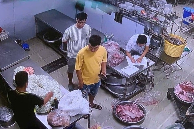 Khu vực bếp ăn Trường tiểu học Cự Khê - nơi phụ huynh phát hiện hàng loạt túi lớn đựng trứng cút luộc bốc mùi trước đó. cats.jpg