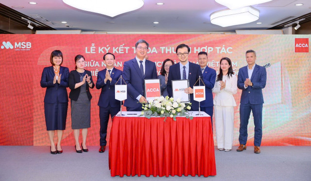 Ông Nguyễn Hoàng Linh – Tổng Giám đốc MSB & ông Tô Quốc Hưng – Giám đốc Quốc gia ACCA Việt Nam ký kết hợp tác chiến lược 111.jpg