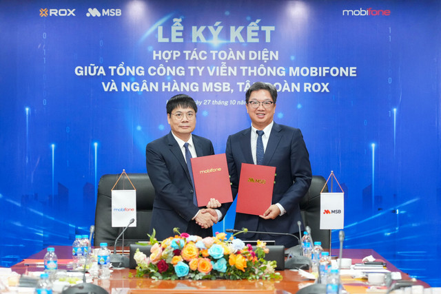 Ông Nguyễn Hoàng Linh – Tổng Giám đốc MSB và Đại tá Đại tá Tô Mạnh Cường – Tổng Giám đốc MobiFone ký kết hợp tác toàn diện msb-1.jpg