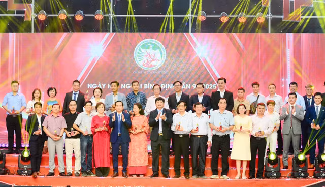 Đại diện các doanh nghiệp chụp hình lưu niệm.