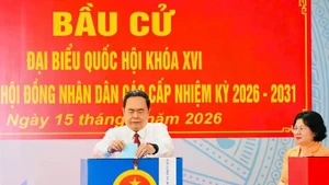 Chủ tịch Quốc hội Trần Thanh Mẫn bỏ phiếu bầu cử.