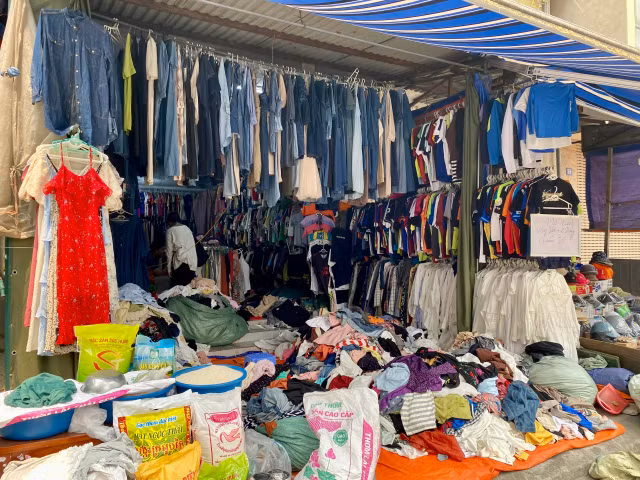 Một cửa hàng bán đồ second-hand. Ảnh: Minh Phương