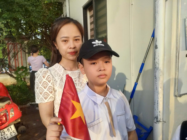 Chị Hoa và con trai. Chị Hoa và con trai.
