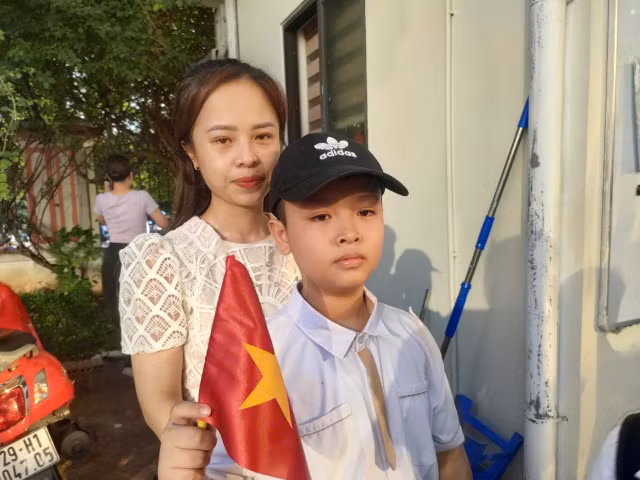 Chị Hoa và con trai.
