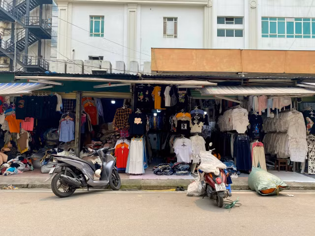 Tại Hà Nội, nhiều chợ đồ cũ chủ yếu mặt hàng thời trang được nhiều người biết đến như chợ Đông Tác, chợ Vồ. Ảnh: Minh Phương