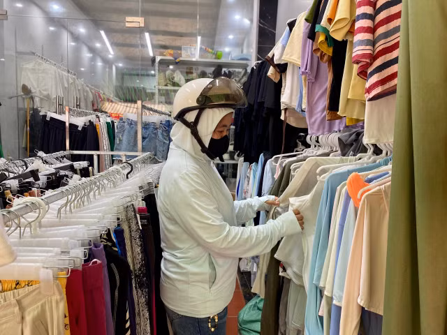 Nhiều người chọn mua đồ second-hand vì giá thành rẻ. Ảnh: Minh Phương