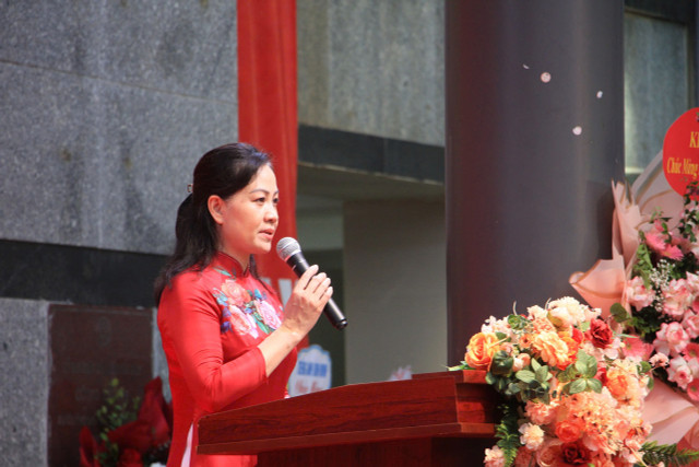 Nhà giáo Ngô Bích Thủy – Hiệu trưởng Trường Tiểu học Dịch Vọng A phát biểu khai giảng. Ảnh: Thiên Tuấn z6978210904940-9a6cbda277dbd17f96af342b5309ea4d.jpg