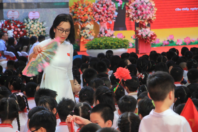 Vì thời tiết nắng nóng nên các thầy cô luôn túc trực để quạt mát cho các em học sinh. Ảnh: Thiên Tuấn z6978221421121-de4dd136a7281032ffc2fe3779101844.jpg