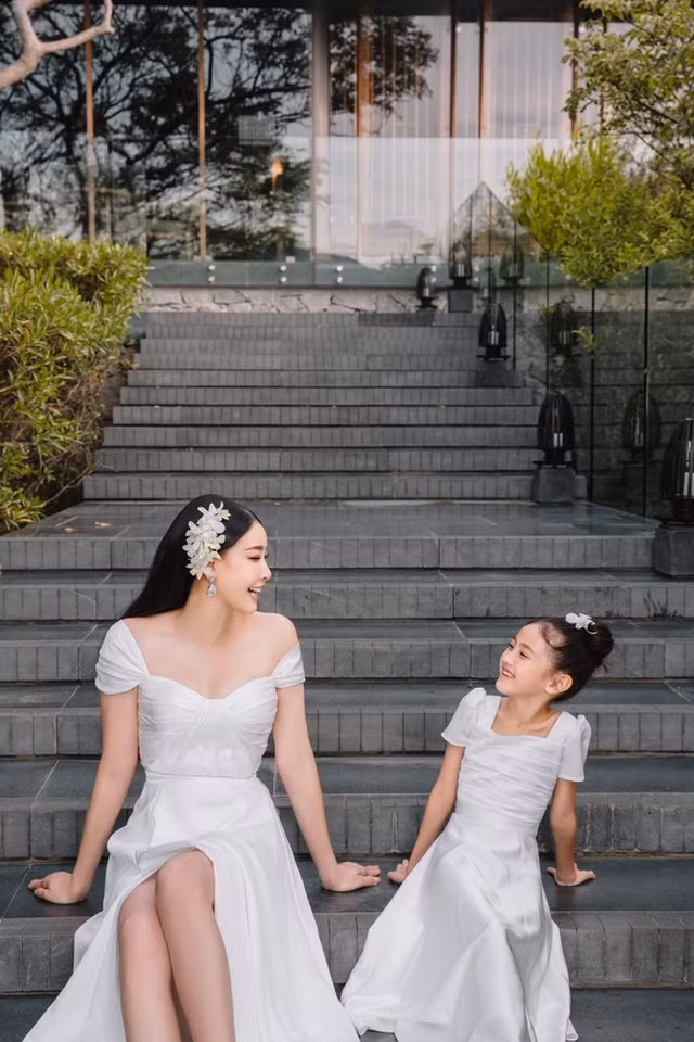 Bo anh gia dinh Hoa hau Ha Kieu Anh nhan dip ky niem 15 nam hon nhan-Hinh-5