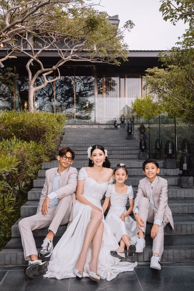 Bo anh gia dinh Hoa hau Ha Kieu Anh nhan dip ky niem 15 nam hon nhan-Hinh-4