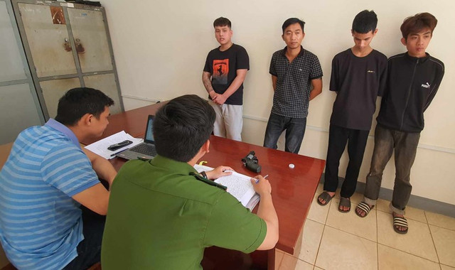 Cô gái 19 tuổi ở Vĩnh Long bị bán 20 triệu để phục vụ khách hát karaoke Co gai 19 tuoi o Vinh Long bi ban 20 trieu de phuc vu khach hat karaoke