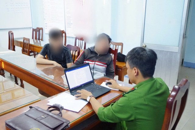 Vi pham giao thong, bi nguoi dan chup anh gui cong an xu ly-Hinh-2