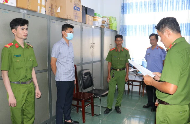 Giám đốc Công ty vàng Huỳnh Thắng bị cáo buộc chiếm đoạt 1.000 lượng vàng Giam doc Cong ty vang Huynh Thang bi cao buoc chiem doat 1.000 luong vang