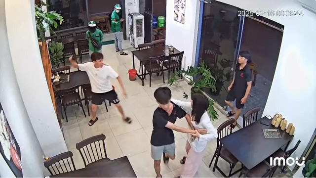 Thanh niên lao vào đập phá sau khi trêu ghẹo bạn gái nhân viên quán Thanh nien lao vao dap pha sau khi treu gheo ban gai nhan vien quan
