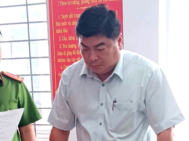 Vì sao một Phó Chủ tịch TP Long Xuyên bị bắt? Vi sao mot Pho Chu tich TP Long Xuyen bi bat?