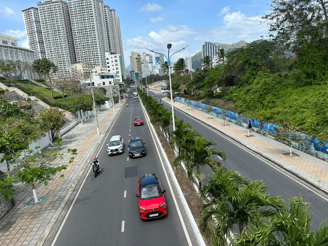 Du khach no nuc voi nang Xuan ve tren pho bien Nha Trang