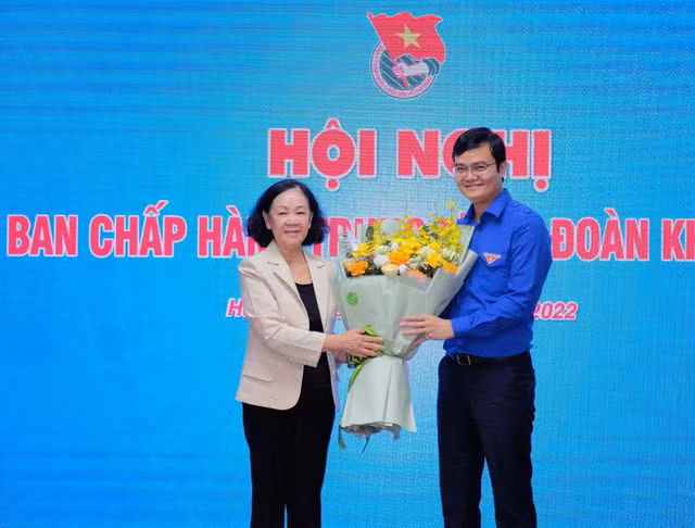 Biet gi ve tan Bi thu thu Nhat Trung uong Doan Bui Quang Huy?