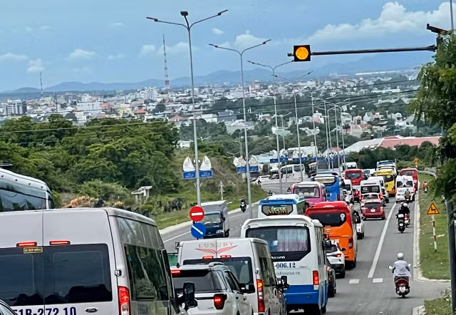 Binh Thuan: Un tac giao thong nhieu gio sau tai nan o to lien hoan-Hinh-4