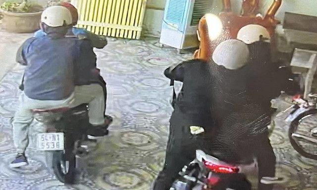 Tin mới nhất vụ dùng súng cướp tiệm vàng ở Bình Dương Tin moi nhat vu dung sung cuop tiem vang o Binh Duong