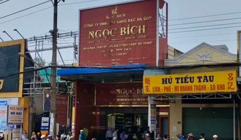 Thiếu niên 17 tuổi giả vờ mua rồi cầm lắc vàng bỏ chạy Thieu nien 17 tuoi gia vo mua roi cam lac vang bo chay