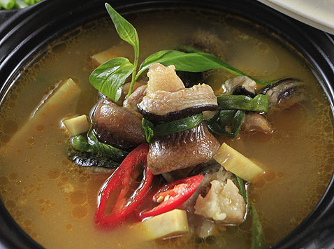 Bài thuốc với lươn. Thịt lươn 300g; đương quy, đẳng sâm, gừng tươi mỗi thứ 15g; hành tây 25g, muối ăn vừa đủ. Lươn rửa sạch, thái sợi, đương quy và đẳng sâm cho vào túi vải, bỏ vào nồi cùng thịt lươn, đổ nước nấu trong 1 giờ, vớt bỏ túi thuốc, gia hành, gừng, muối, nấu thêm 1 giờ nữa là được. Cho trẻ ăn thịt lươn và nước. Bài thuốc với lươn. Thịt lươn 300g; đương quy, đẳng sâm, gừng tươi mỗi thứ 15g; hành tây 25g, muối ăn vừa đủ. Lươn rửa sạch, thái sợi, đương quy và đẳng sâm cho vào túi vải, bỏ vào nồi cùng thịt lươn, đổ nước nấu trong 1 giờ, vớt bỏ túi thuốc, gia hành, gừng, muối, nấu thêm 1 giờ nữa là được. Cho trẻ ăn thịt lươn và nước.