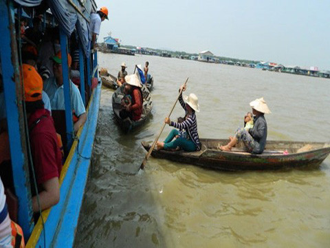 Không có việc làm, nhiều người sống nhờ lòng hảo tâm của du khách.